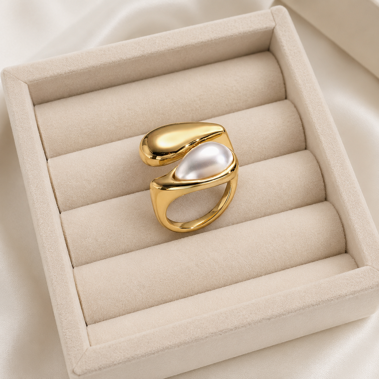 The Éloise Pearl Ring